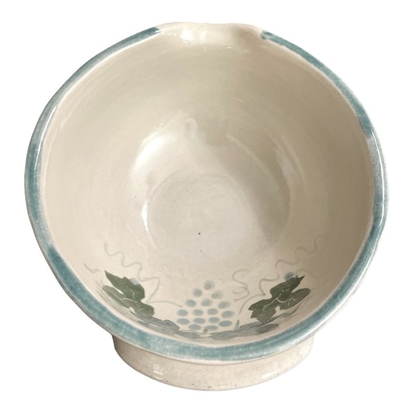 Handmade Bowl w/ Grape vines/ leaves. Singed by artist. Handle/ lip for pouring - Picture 5 of 9